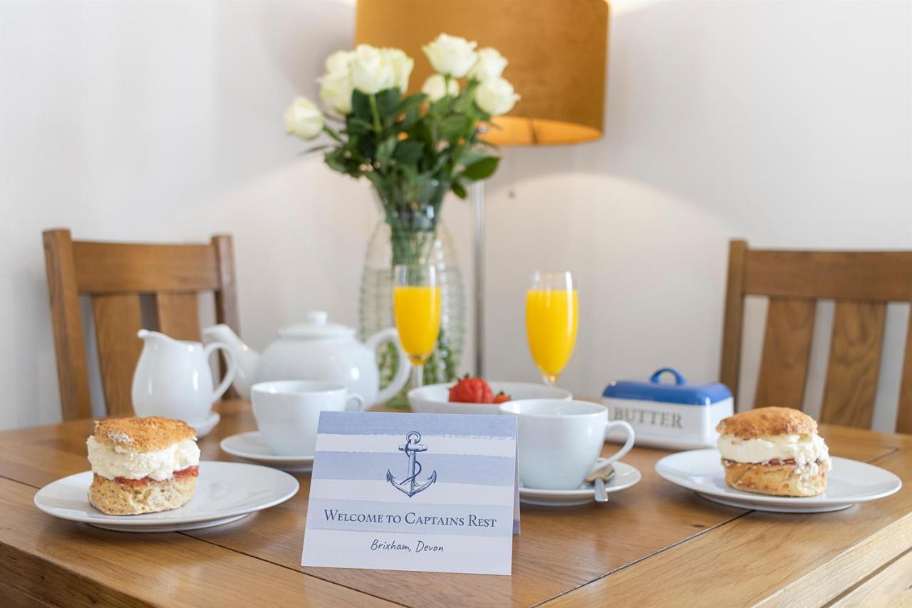 A Modern And Cosy Just Yards From Brixham's Bustling Harbourside Apartment *