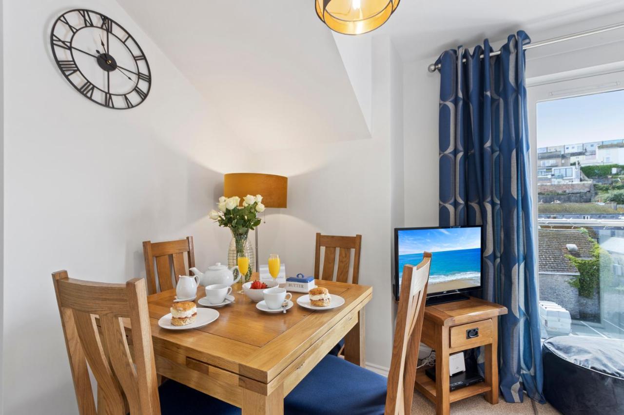 A Modern And Cosy Just Yards From Brixham's Bustling Harbourside Apartment
